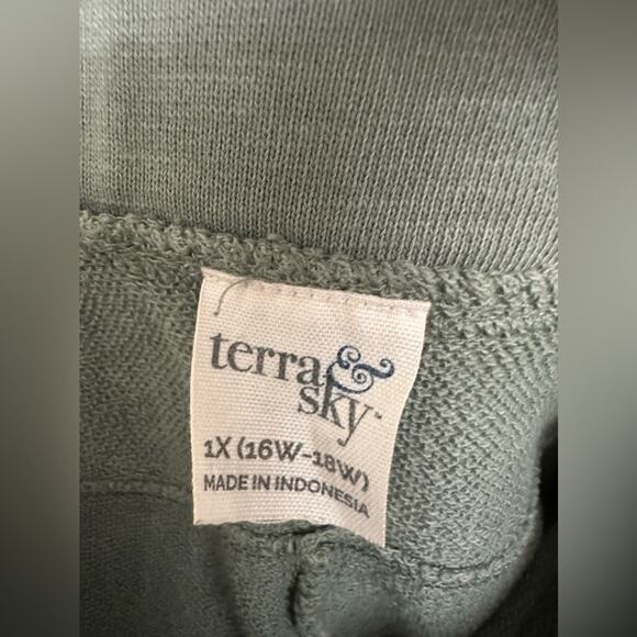 Terra & Sky 1X (16/18) sage green wide leg cropped lounge pants with raw hems - Picture 3 of 4
